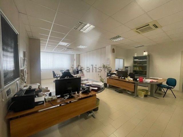Ufficio in vendita di 240 m² in Via Pomezia