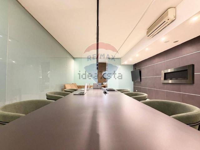 Ufficio in vendita di 243 m² in Via Monti Iblei, 1