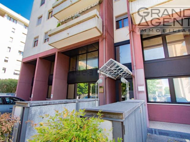 Ufficio in vendita di 254 m² in Via Adriano Cristofoli, 40