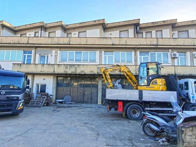 Ufficio in vendita di 259 m² in Via Poggilupi