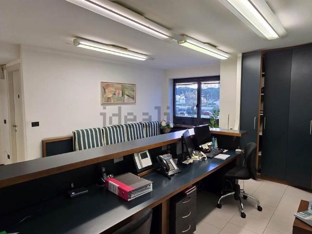 Ufficio in vendita di 250 m² in Via Adriano Cecchi