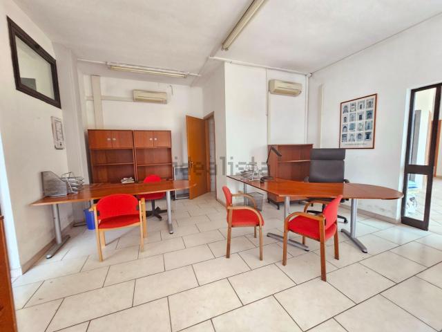 Ufficio in vendita di 250 m² in Via Antica Romana