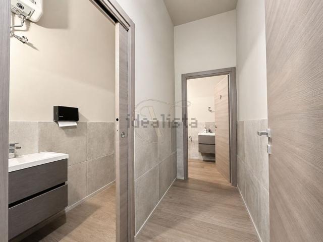 Ufficio in vendita di 250 m² in Via della Croce Rossa, 8