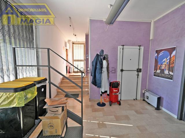 Ufficio in vendita di 250 m² in Via delle Zeppelle, 111