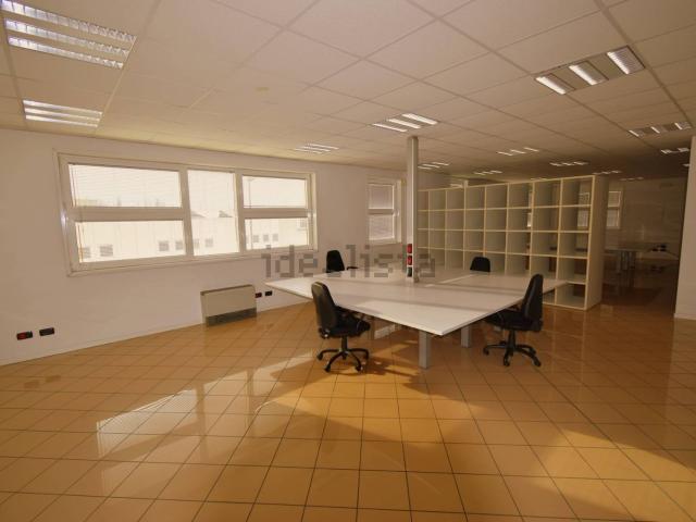 Ufficio in vendita di 250 m² in Via Galileo Galilei, 3