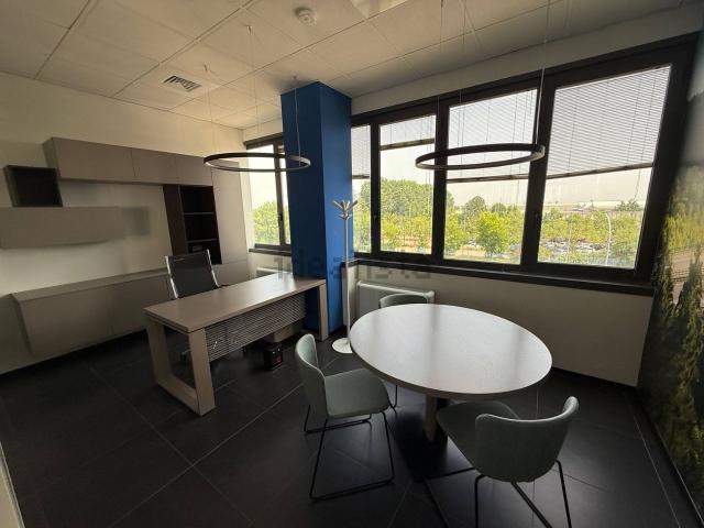 Ufficio in vendita di 250 m² in Via Lasie