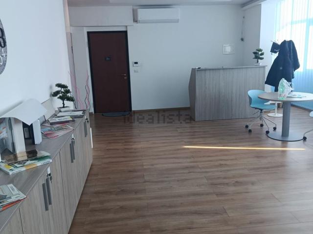 Ufficio in vendita di 250 m² in Via Lombardia, 83