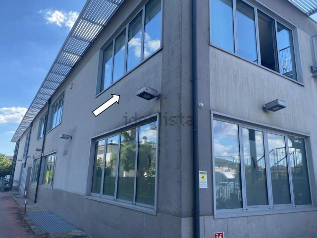 Ufficio in vendita di 250 m² in Via Padana