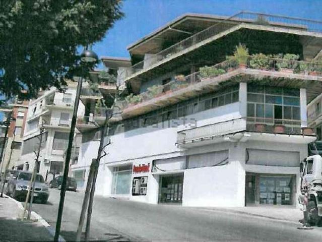 Ufficio in vendita di 250 m² in Via Raffaello Sanzio, 10
