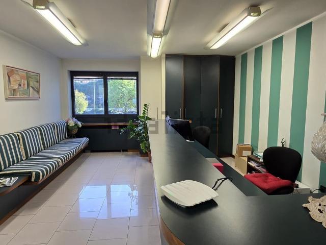 Ufficio in vendita di 260 m² in Via Adriano Cecchi
