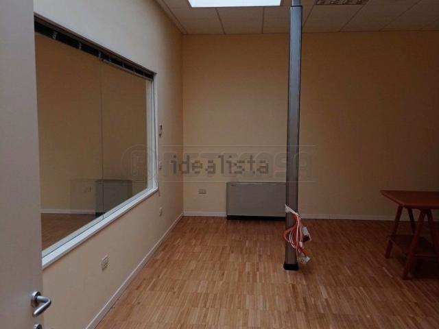 Ufficio in vendita di 260 m² in Via Dante, 22