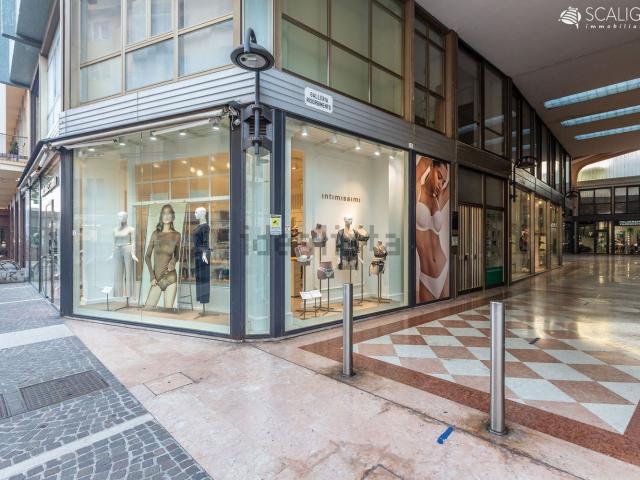 Ufficio in vendita di 260 m² in Via XX Settembre, 3