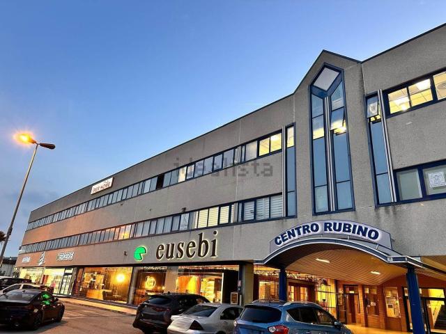 Ufficio in vendita di 261 m² in Via Pasubio, 10