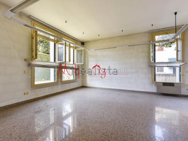 Ufficio in vendita di 285 m² in Via Armistizio