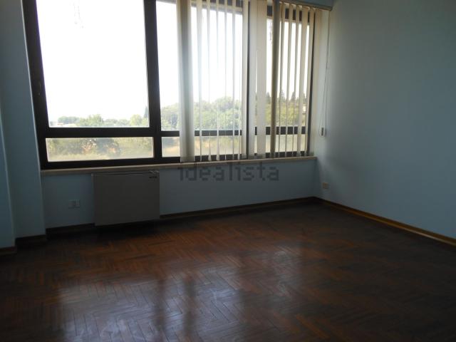 Ufficio in vendita di 282 m² in Via del Rivo