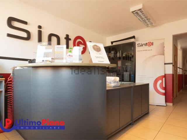Ufficio in vendita di 297 m² in Via Lavoratori Vittime del Col du Mont, 21
