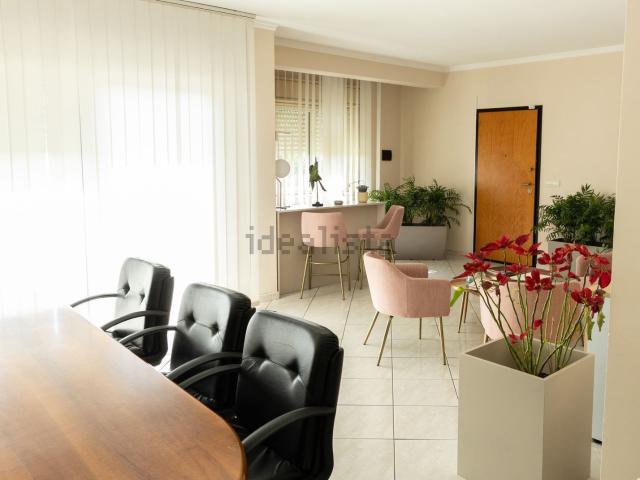 Ufficio in vendita di 290 m² in Viale della Costituzione, 1