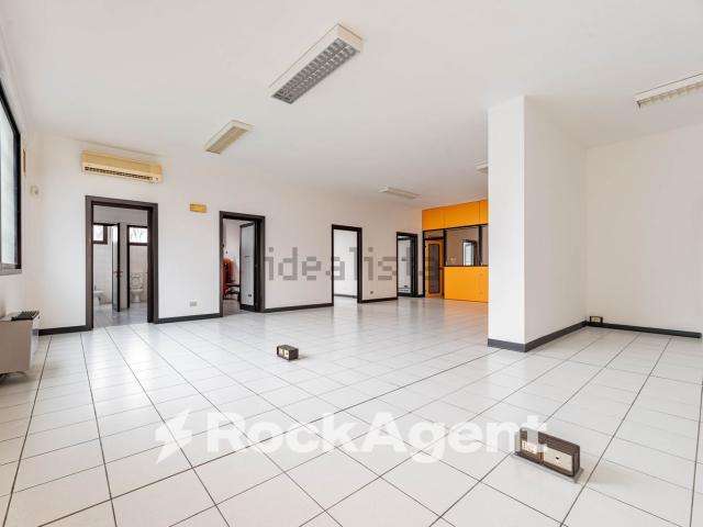 Ufficio in vendita di 309 m² in Via F. Petrarca, 37