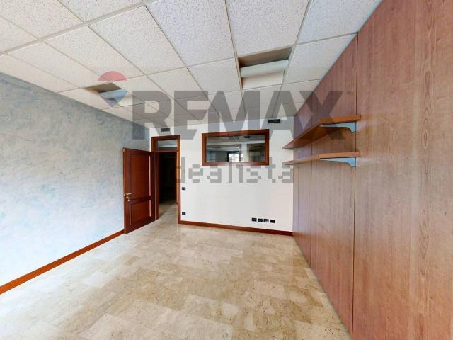 Ufficio in vendita di 300 m² in Via Niccolò Tommaseo, 8