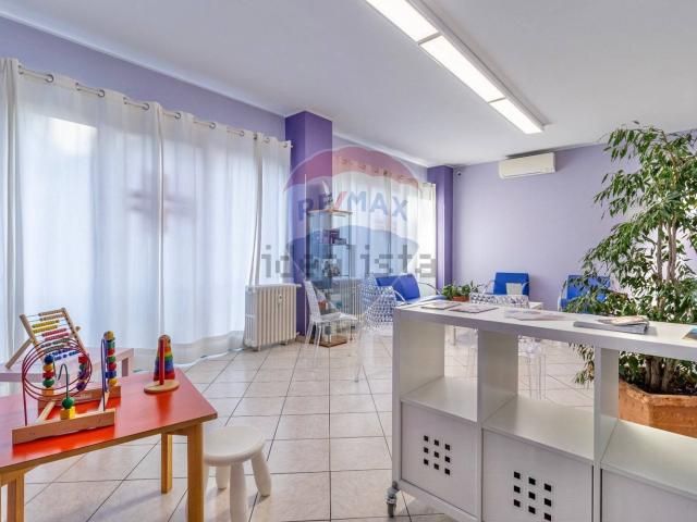 Ufficio in vendita di 300 m² in Via Torino, 43