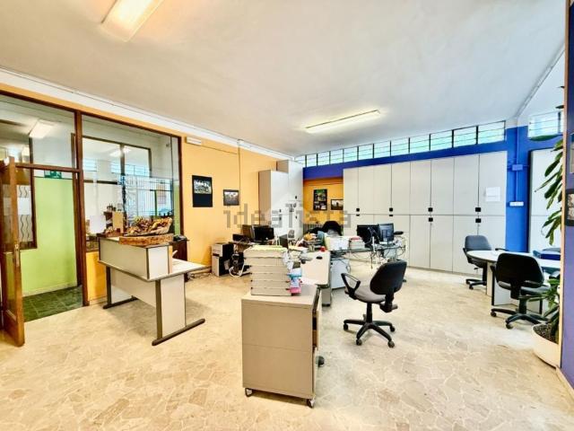 Ufficio in vendita di 303 m² in Via Monte Pasubio, 24