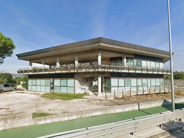 Ufficio in vendita di 310 m² in Via Nazionale