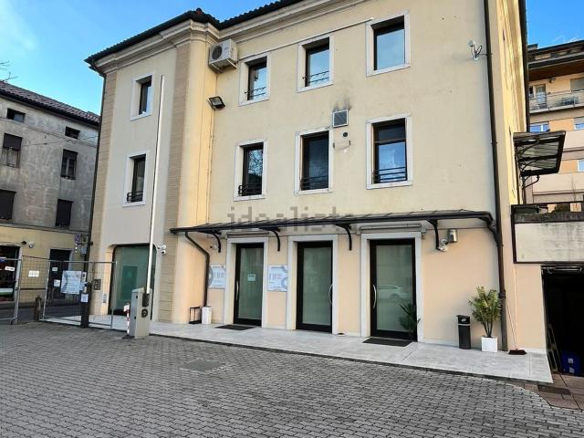 Ufficio in vendita di 310 m² in Via Giuseppe Garibaldi
