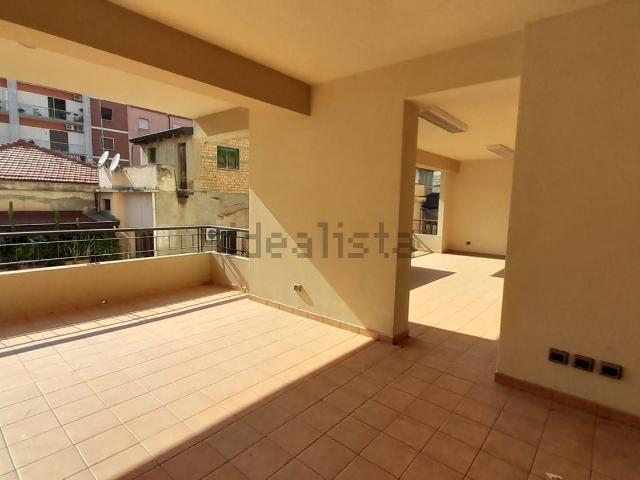Ufficio in vendita di 310 m² in Via Italia, 25