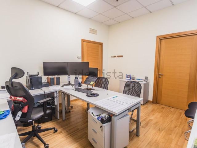 Ufficio in vendita di 320 m² in Via Vecchia Ferriera, 28