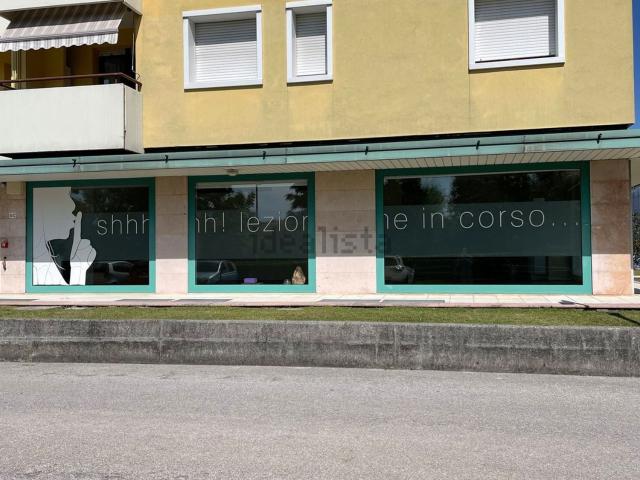 Ufficio in vendita di 331 m² in Via Ugo Foscolo