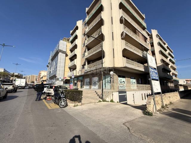 Ufficio in vendita di 350 m² in Via Teracati