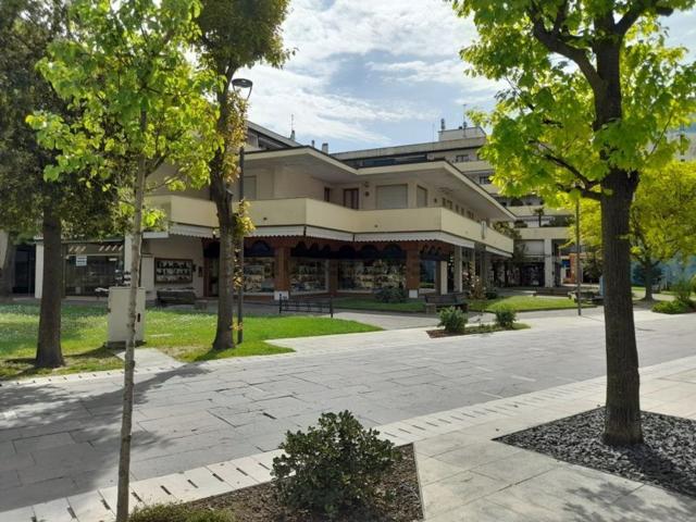 Ufficio in vendita di 350 m² in Viale Stazione