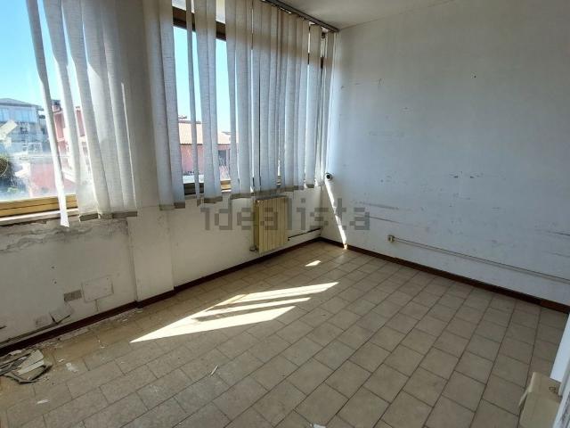 Ufficio in vendita di 374 m² in Via Monte Leoni