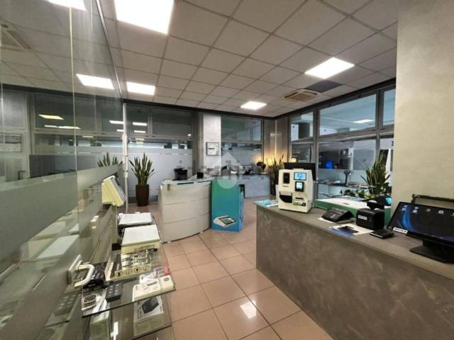 Ufficio in vendita di 385 m² in Via Noventana, 188