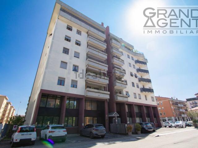 Ufficio in vendita di 380 m² in Via Adriano Cristofoli