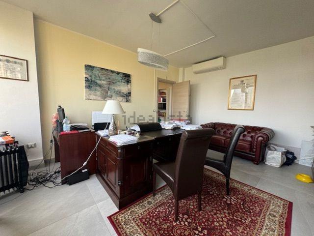 Ufficio in vendita di 400 m² in Via Pietro Giardini