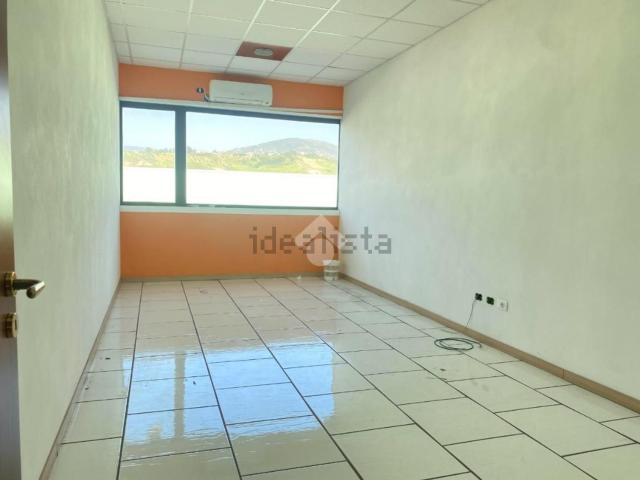 Ufficio in vendita di 350 m² in Via Roald Amundsen