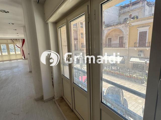 Ufficio in vendita di 432 m² in Via Santi, 2