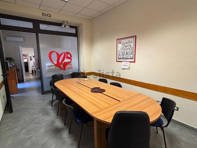 Ufficio in vendita di 450 m² in Via Benvenuto Cellini, 82