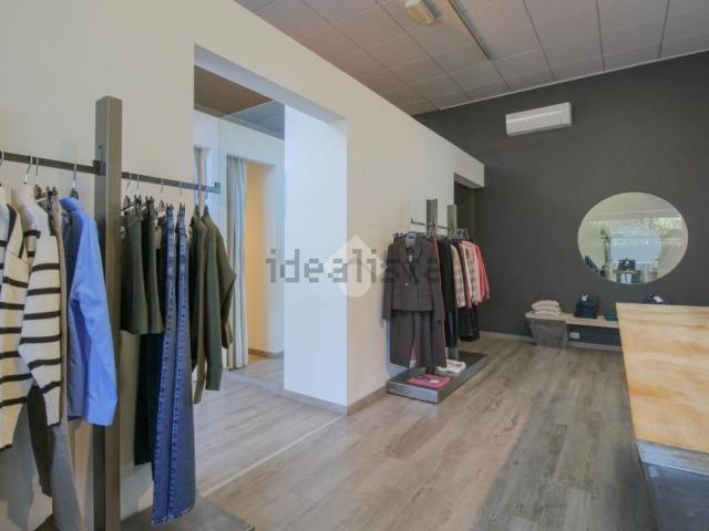 Ufficio in vendita di 450 m² in Via Modena, 2