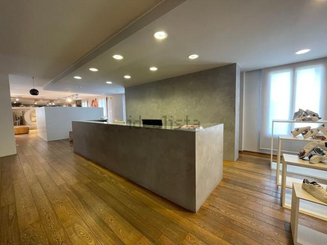 Ufficio in vendita di 460 m² in Via Riviera del Brenta, 134