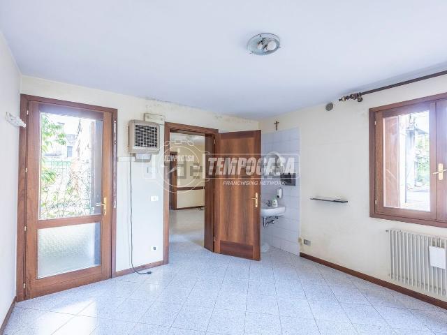 Ufficio in vendita di 46 m² in Via Piave, 10