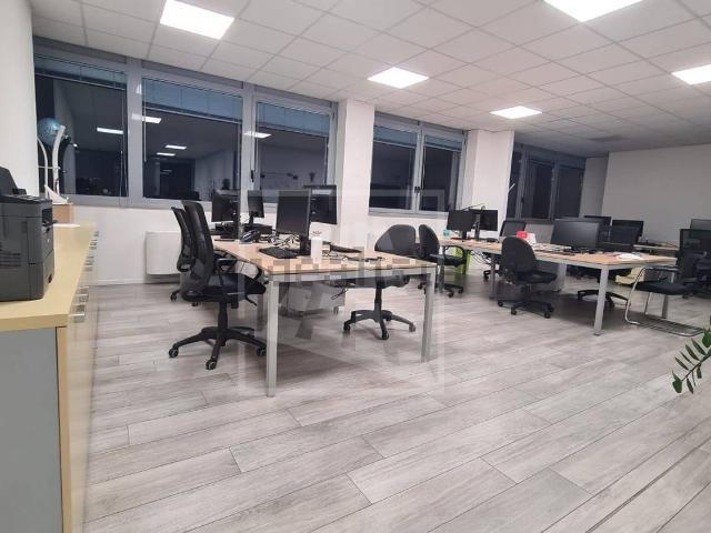 Ufficio in vendita di 507 m² in Via Adua, 4