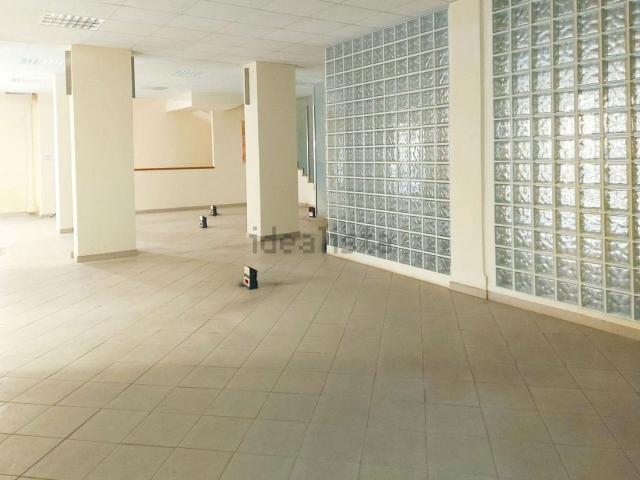Ufficio in vendita di 537 m² in Via Sant&apos Isaia, 1