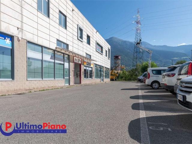 Ufficio in vendita di 532 m² in Via Lavoratori Vittime del Col du Mont, 21
