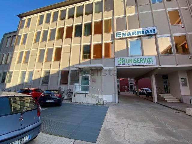 Ufficio in vendita di 550 m² in Viale del Lavoro, 33