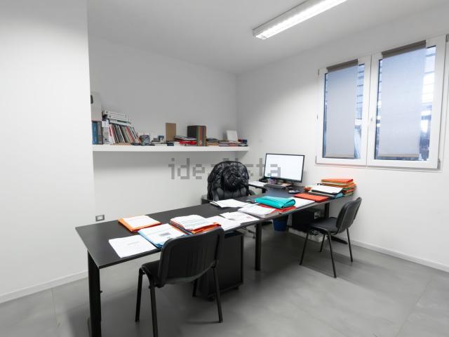 Ufficio in vendita di 563 m² in Via Badini
