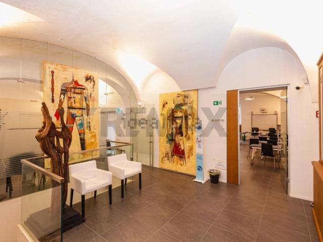 Ufficio in vendita di 580 m² in Via Monte Vergine, 2