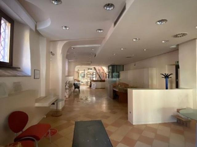 Ufficio in vendita di 580 m² in Via Camillo Benso Conte di Cavour
