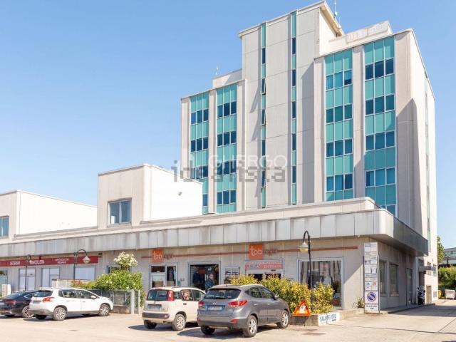 Ufficio in vendita di 58 m² in Via Achille Grandi, 10